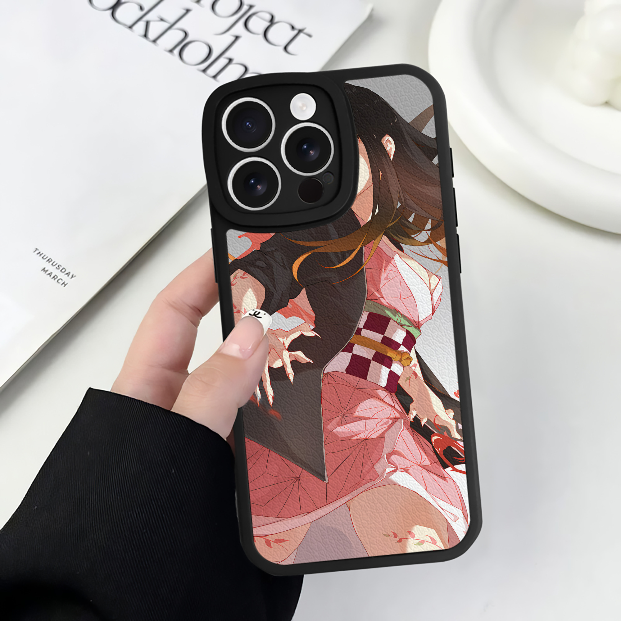 （画像用） 鬼滅の刃（きめつのやいば）竈門 禰󠄀豆子／かまど ねずこ Kamado Nezuko 【iPhone 16シリーズ対応】シリコンスマホケース（レザー調） 材質：シリコン